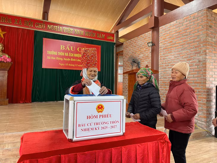 Cử tri Tằng Nhì Múi, 72 tuổi, thôn Nà Ếch, xã Húc Động, huyện Bình Liêu, bỏ phiếu bầu cử trưởng, thôn, bản khu phố nhiệm kỳ 2025-2027 tại nhà văn hóa xã Húc Động.