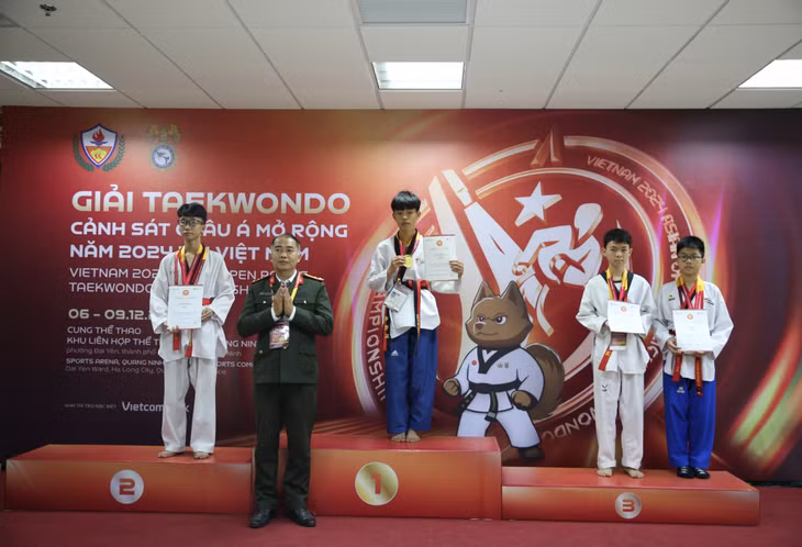 Trong ngày hôm nay, Ban tổ chức trao huy chương vàng, bạc, đồng ở một số nội dung thuộc hệ Festival Kyorugi và Cảnh sát chuyên nghiệp.