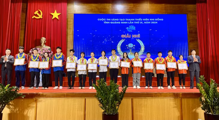 Ban tổ chức trao giấy chứng nhận cho các em học sinh có mô hình sản phẩm đạt giải Nhì tại Cuộc thi.