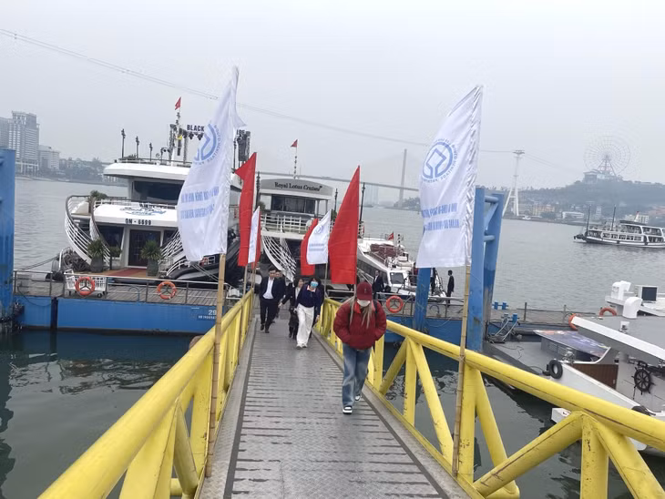 Với sự đầu tư về hạ tầng du lịch, Vịnh Hạ Long trở thành điểm đến thu hút đông đảo du khách.