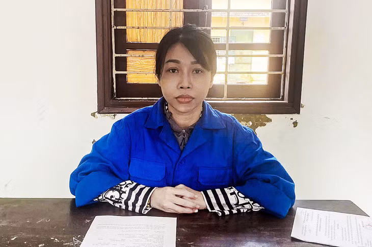 Phạm Thị Bích Ngọc - người cầm đầu sòng đánh bạc triệu đô bằng hình thức xóc đĩa online - tại cơ quan điều tra - Ảnh: TRẦN HỒNG
