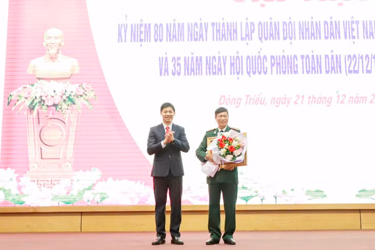 Thừa uỷ quyền của Chủ tịch nước, đồng chí Nguyễn Văn Công, Bí thư Thành uỷ Đông Triều, đã trao tặng Huân chương Bảo vệ Tổ Quốc hạng Nhất cho Đại tá Lê Tiến Thanh, nguyên Chỉ huy trưởng, Bộ Chỉ huy Bộ đội Biên phòng tỉnh Quảng Ninh.