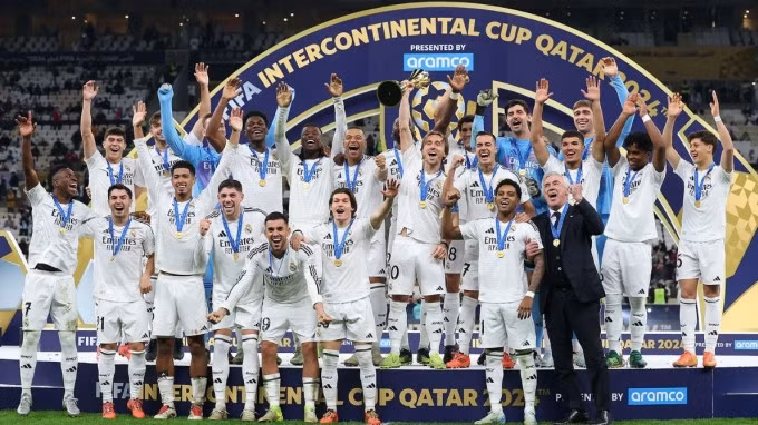 Real mừng danh hiệu Cup Liên lục địa tối 18/12. Ảnh: Real Madrid FC
