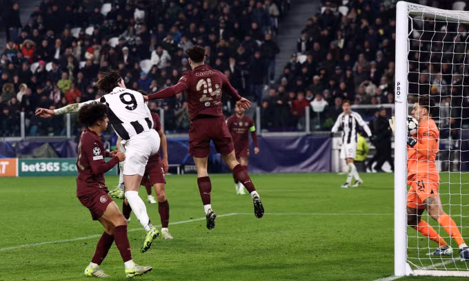 Vlahovic mở tỷ số cho Juventus bằng pha đánh đầu cận thành. Ảnh: Reuters