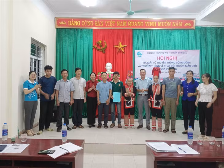 Hội LHPN thị trấn Bình Liêu (huyện Bình Liêu) ra mắt Tổ truyền thông cộng đồng về bình đẳng giới.
