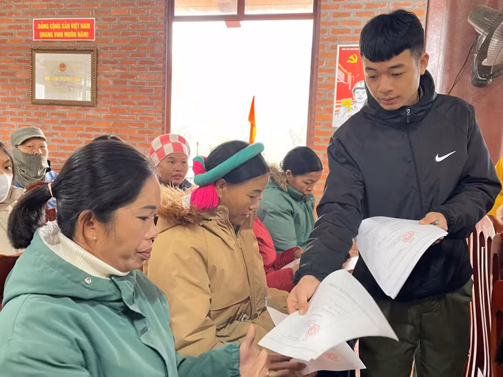 Tổ bầu cử thôn Nà Ếch, xã Húc Động phát phiếu bầu cử cho cử tri.