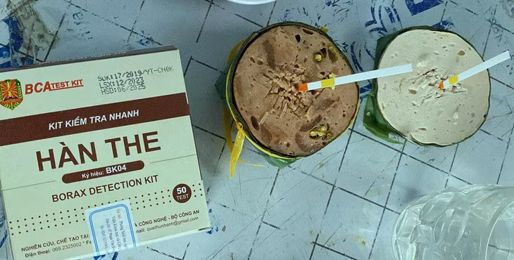 Lực lượng công an tiến hành test nhanh chả và phát hiện hàn the - Ảnh: H.B.