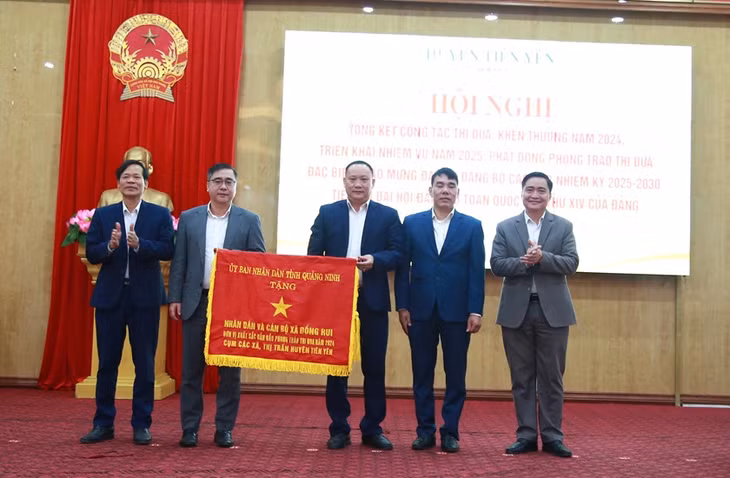 UBND tỉnh tặng Cờ thi đua cho nhân dân và cán bộ xã Đồng Rui vì có thành tích xuất sắc trong phong trào thi đua Khối xã, thị trấn.