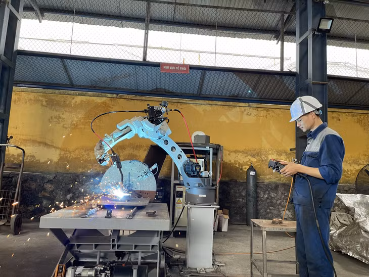 Các đơn vị cơ khí của TKV đang đẩy mạnh ứng dụng tin học hóa, tự động hóa vào các dây chuyền sản xuất. (Trong ảnh: Công nhân Công ty CP Cơ khí Hòn Gai điều khiển robot hàn tự động)