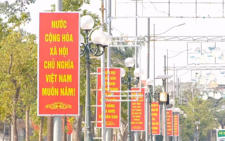 Tuyên truyền trực quan trên các tuyến phố do Trung tâm Truyền thông - Văn hóa TX Quảng Yên thực hiện.