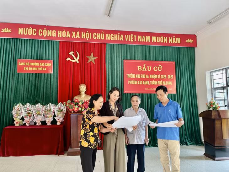 Lãnh đạo UBND phường Cao Xanh kiểm tra các điều kiện cơ sở vật chất trong khu vực bỏ phiếu tại nhà văn hóa khu phố 4A.