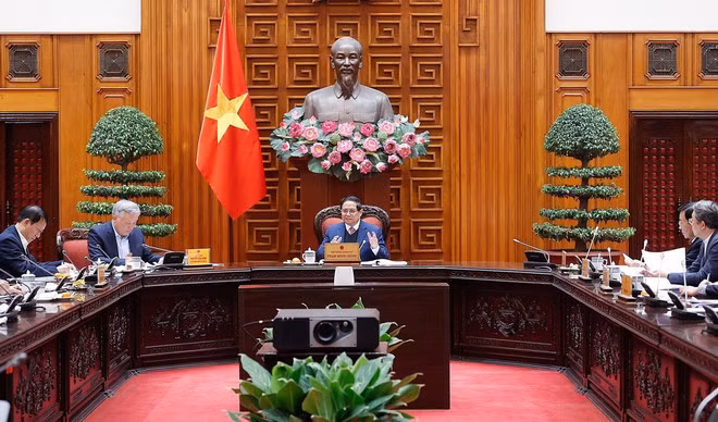Thủ tướng Phạm Minh Chính chủ trì họp về sắp xếp tinh gọn tổ chức bộ máy của Quân đội, Công an. (Ảnh: Dương Giang/TTXVN)