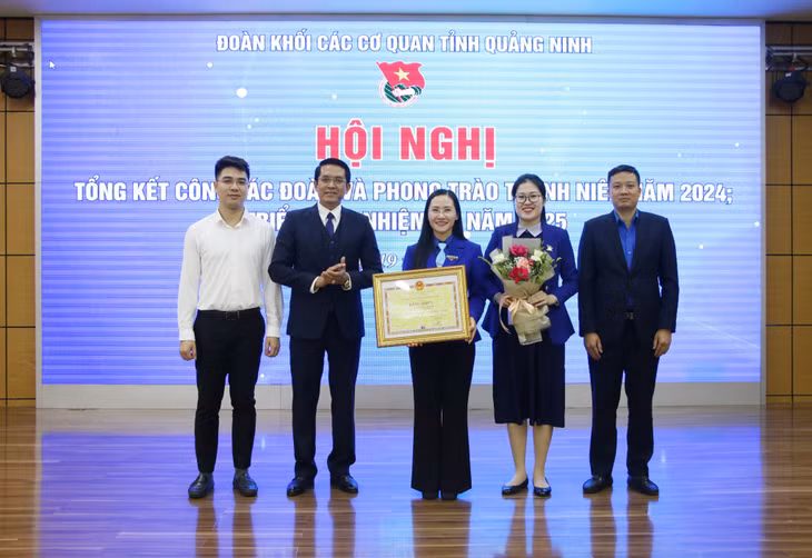 Đoàn Khối nhận bằng khen của UBND tỉnh vì đã có thành tích xuất sắc trong phong trào thi đua “Dân vận khéo” trên địa bàn tỉnh Quảng Ninh năm 2024.