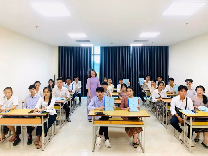 Lớp học tiếng Việt cho lưu học sinh Lào tại Trường Đại học Hạ Long.