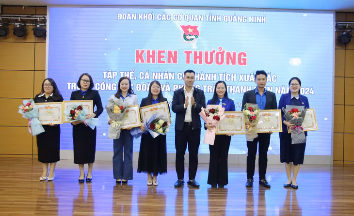Các cá nhân nhận bằng khen của Ban Chấp hành Tỉnh đoàn vì có thành tích xuất sắc trong công tác Đoàn và phong trào thanh niên năm 2024.
