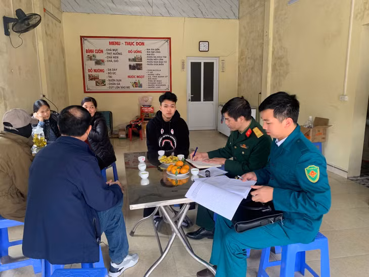 Hội đồng Nghĩa vụ quân sự thị trấn Cái Rồng gặp gỡ gia đình anh Trương Nguyễn Thái An (khu 2, thị trấn Cái Rồng).