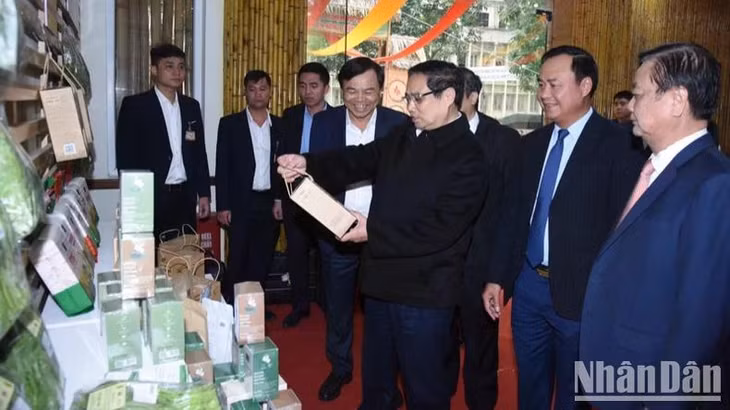 Thủ tướng Phạm Minh Chính thăm gian hàng trưng bày các sản phẩm OCOP tiêu biểu. (Ảnh: TRẦN HẢI)
