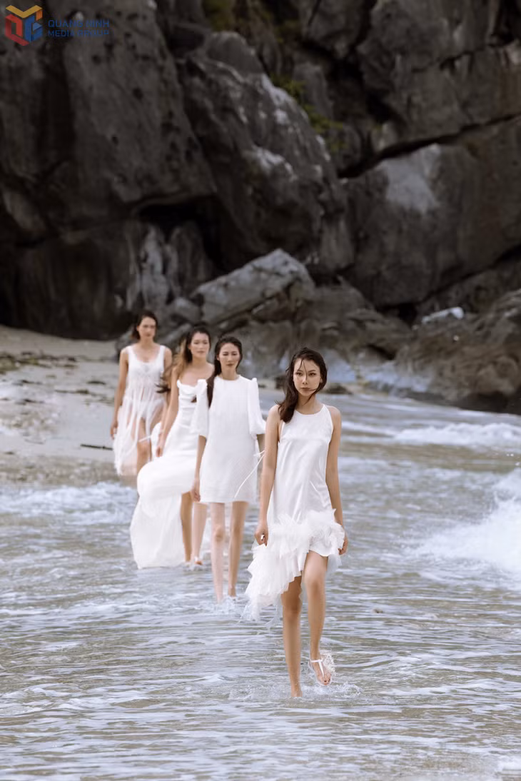 Show trình diễn thời trang của người mẫu Nguyễn Hợp (quê ở Uông Bí) tại Di sản thiên nhiên thế giới liên tỉnh Vịnh Hạ Long- Quần đảo Cát Bà.