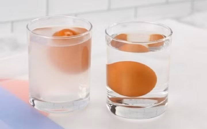 Thả trứng trong nước là cách phân biệt trứng cũ và trứng mới được nhiều người áp dụng. (Ảnh: Pinterest)