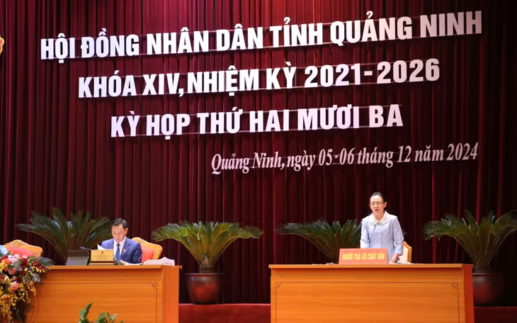 Giám đốc Sở Thông tin và Truyền thông tỉnh tiếp tục trả lời câu hỏi truy vấn của đại biểu Vũ Đình Nhân.