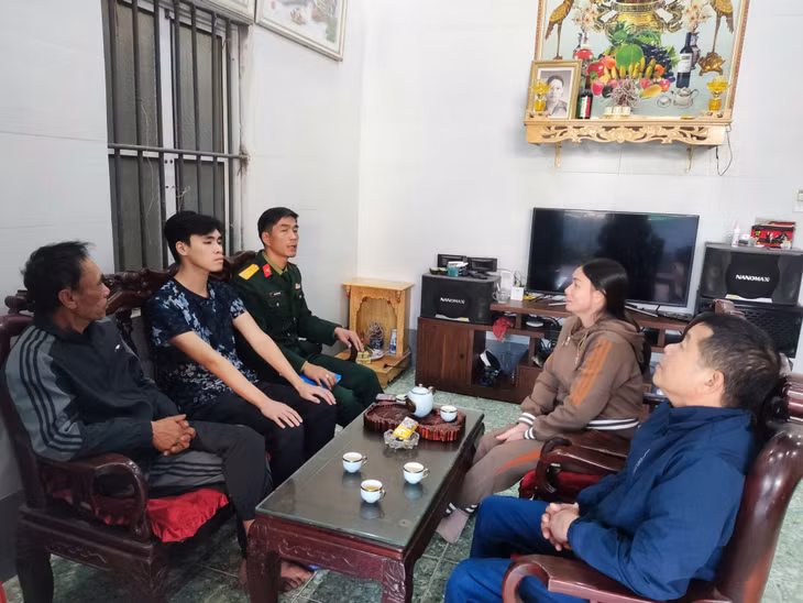 Hội đồng NVQS xã Hạ Long gặp gỡ gia đình anh Trần Mạnh Hùng (thôn 14, xã Hạ Long)