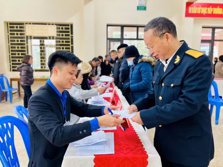 Ngay từ sáng sớm, các cử tri phường Cao Xanh đã đến các điểm bỏ phiếu để thực hiện bầu cử trưởng khu phố nhiệm kỳ 2025-2027.