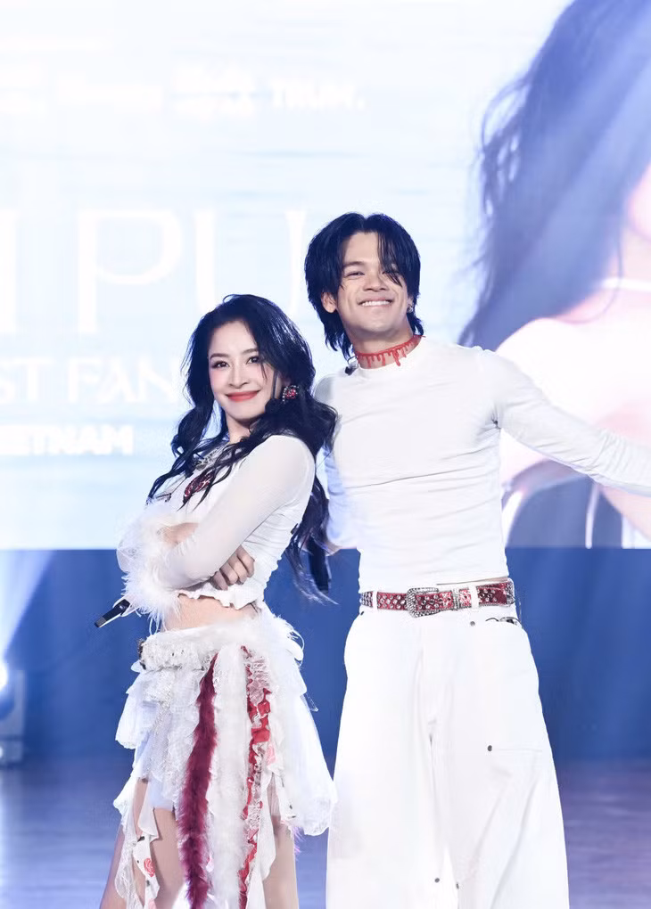 Chi Pu và Trọng Hiếu tái ngộ tren chương trình fancon mới đây - Ảnh: FBNV
