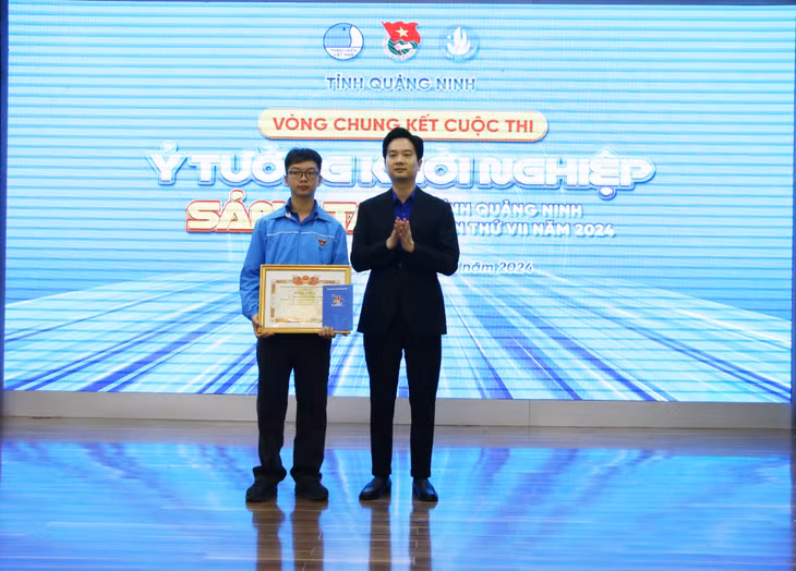 Đồng chí Nguyễn Vũ, Phó Bí thư Tỉnh Đoàn, trao bằng khen và khen thưởng của Ban Chấp hành Tỉnh Đoàn cho em Nguyễn Văn Ngọc Đức.