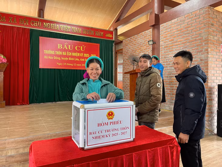 Cử tri thôn Nà Ếch, xã Húc Động, huyện Bình Liêu bỏ phiếu bầu cử trưởng thôn.