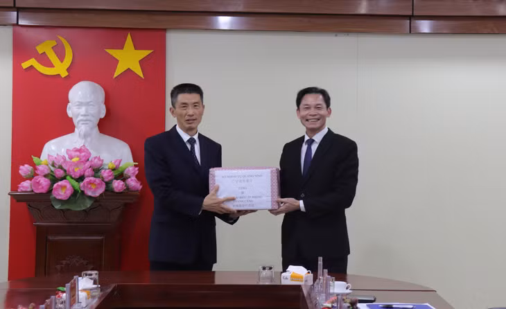 Lãnh đạo Sở Ngoại vụ tặng quà đoàn đại biểu.