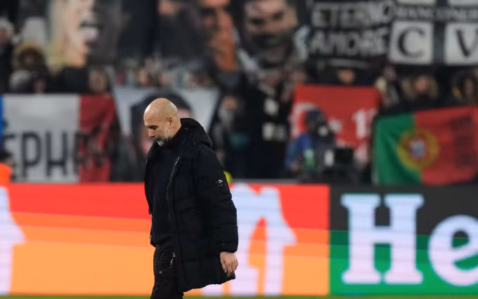 Guardiola rời sân với vẻ thất vọng sau khi trận đấu kết thúc. Ảnh: AP