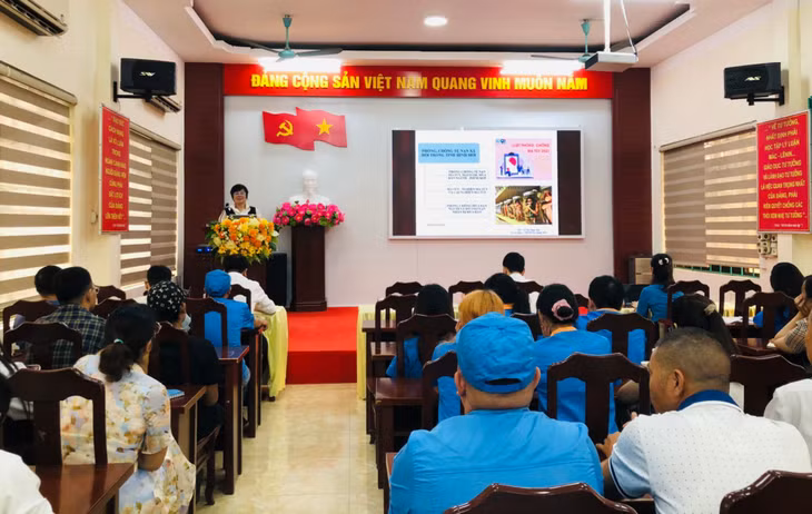 LĐLĐ TP Móng Cái phối hợp cùng các đơn vị tổ chức hội nghị tuyên truyền các nội dung, hoạt động học tập suốt đời và phòng chống ma túy, tội phạm, mại dâm và tệ nạn xã hội cho CNLĐ năm 2024. Ảnh: Thu Hằng (Trung tâm TT-VH Móng Cái)