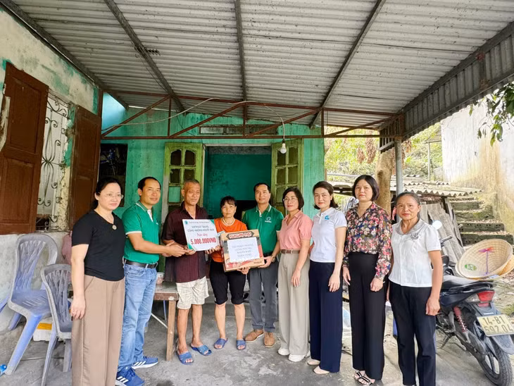 Hội LHPN tỉnh kết nối với Công ty Vietfoot travel thăm hỏi, hỗ trợ tặng quà cho một số gia đình hội viên, phụ nữ có hoàn cảnh khó khăn và trẻ em bị mồ côi bị ảnh hưởng bởi bão số 3 (Yagi) tại TP Hạ Long, tháng 9/2024.
