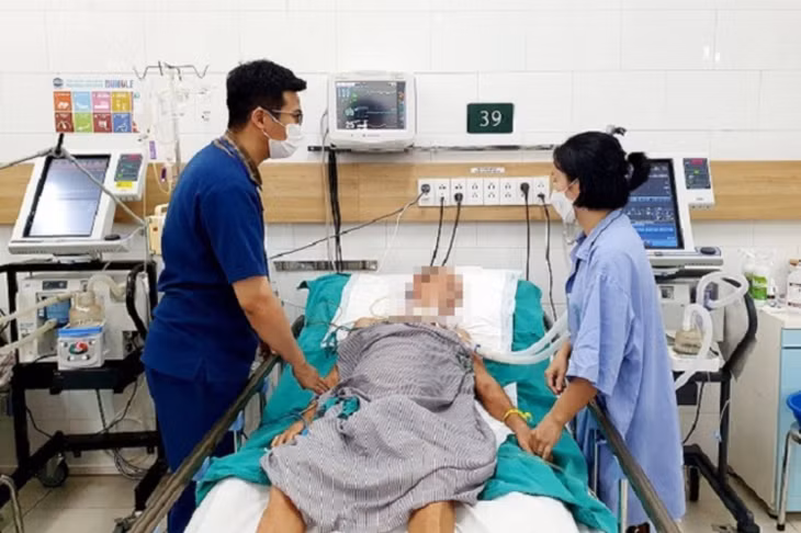 Một bệnh nhân ngộ độc rượu đang điều trị tại Trung tâm Chống độc (Bệnh viện Bạch Mai).
