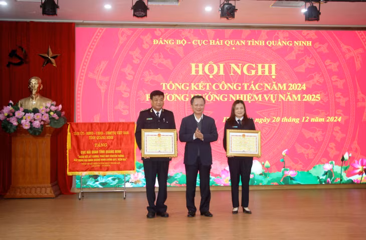 Đồng chí Cao Tường Huy, Ủy viên Ban Thường vụ Tỉnh ủy, Phó Chủ tịch UBND tỉnh, trao Bằng khen của UBND tỉnh cho các tập thể có thành tích xuất sắc.