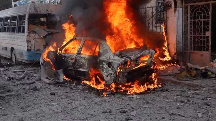 Phương tiện bị phá hủy trong một vụ tấn công ở thành phố Idlib, Syria ngày 1/12/2024. Ảnh: REUTERS/TTXVN