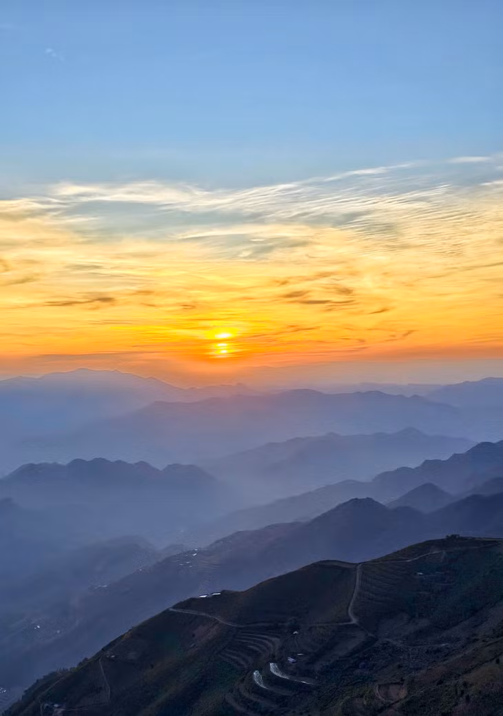 Mặt trời đã xuống rất thấp, dần nhường chỗ cho mặt trăng. Ánh sáng ít ỏi còn sót lại rực đỏ tỏa lên biển mây bên đường chân trời ngày một phân định rõ rệt. Vào ngày đẹp trời, du khách còn có thể thấy cả biển mây bồng bềnh.