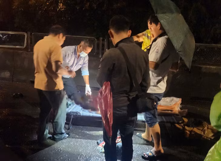 Quá trình lưu thông, người điều khiển xe máy đâm vào dải phân cách khiến cả ba người tử vong tại chỗ.