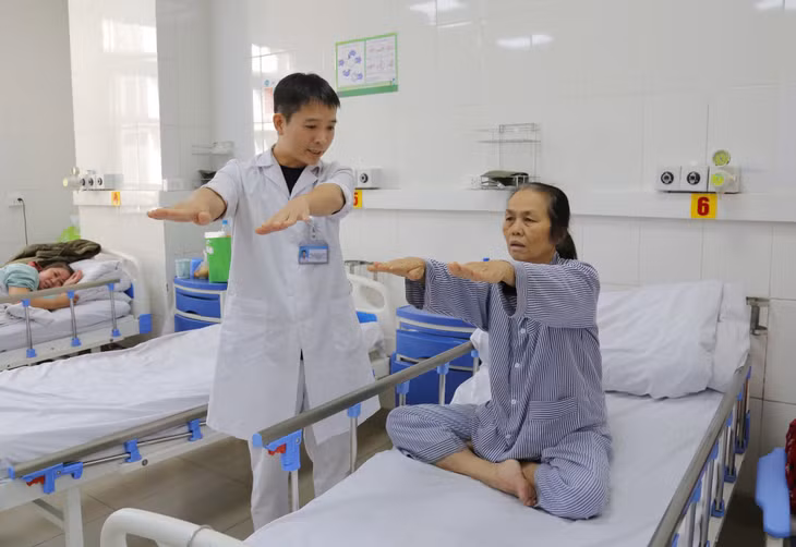 Bệnh nhân Phan Thị Hòa (74 tuổi, TP Cẩm Phả) được chẩn đoán đột quỵ giai đoạn sớm và được các bác sĩ Bệnh viện Đa khoa tỉnh dùng thuốc tiêu sợi huyết nên hồi phục hoàn toàn.