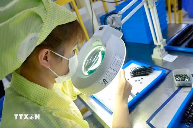 Sản xuất linh kiện. (Nguồn: TTXVN)