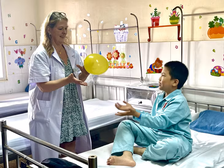 Bác sĩ nhi khoa Annika Mari Uvemark, Hội Rotary Malmö-Öresund Thụy Điển, thăm hỏi sức khỏe một em nhỏ được phẫu thuật dị tật môi tại Bệnh viện VN-TĐ Uông Bí.