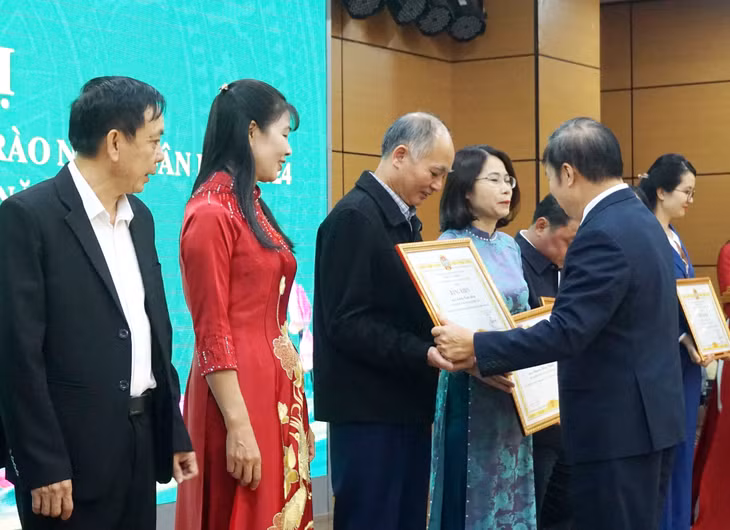 Nhiều cá nhân, tập thể có thành tích xuất sắc trong công tác Hội và phong trào nông dân năm 2024 được nhận bằng khen của BCH HND tỉnh.