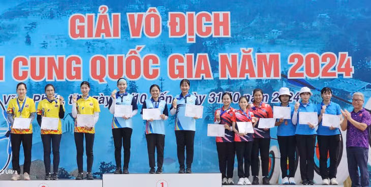 Đoàn Phương Linh (thứ sáu, trái sang) đoạt huy chương đồng nội dung đồng đội nữ cung 3 dây tại Giải vô địch bắn cung quốc gia năm 2024.