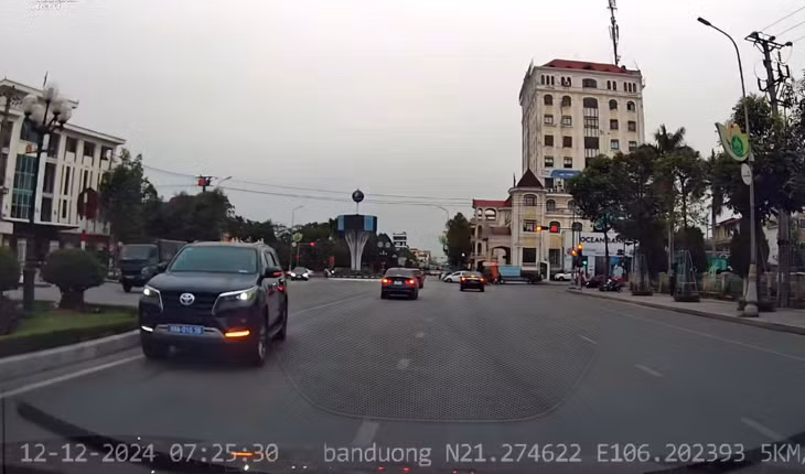 Hình ảnh xe biển xanh đi ngược chiều trên đường một chiều tại TP Bắc Giang được người dân quay clip, đăng tải lên mạng xã hội.