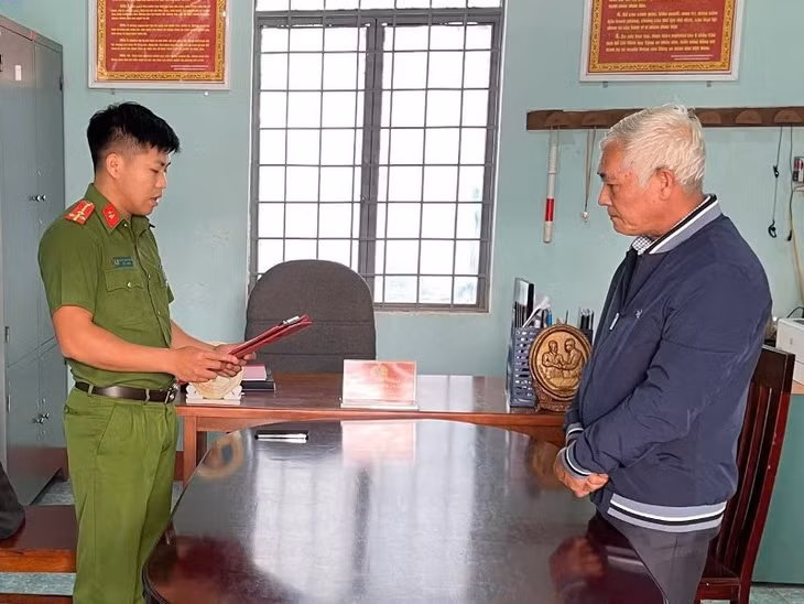 Công an huyện Mang Yang tống đạt lệnh bắt tạm giam đối với Trương Quang Hưng. Ảnh: Công an tỉnh Gia Lai