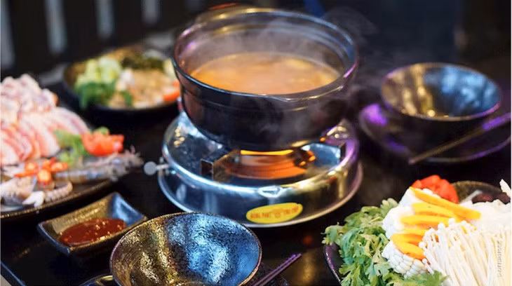 Khi ăn lẩu các thực phẩm cần đảm bảo chín để không gây hại cho sức khỏe - Ảnh: TTO