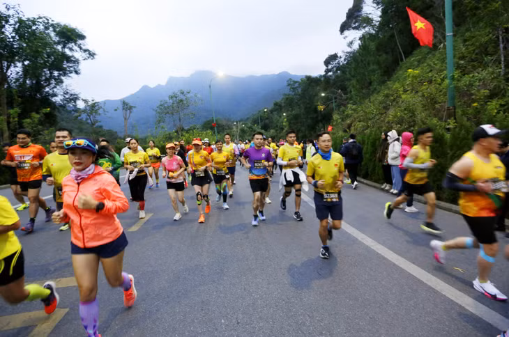 Thời tiết sáng 8/12 ở Yên Tử khiến các runner cảm thấy dễ chịu phù hợp cung đường đua.