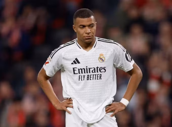 Kylian Mbappe thất vọng trong trận thua 1-2 trên sân Bilbao. Ảnh: Reuters