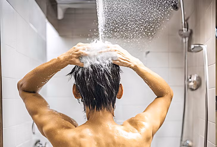Nên tắm từ chân trước khi xối nước từ trên đầu để tránh nguy cơ đột quỵ - Ảnh minh họa: AI - T.T.D.