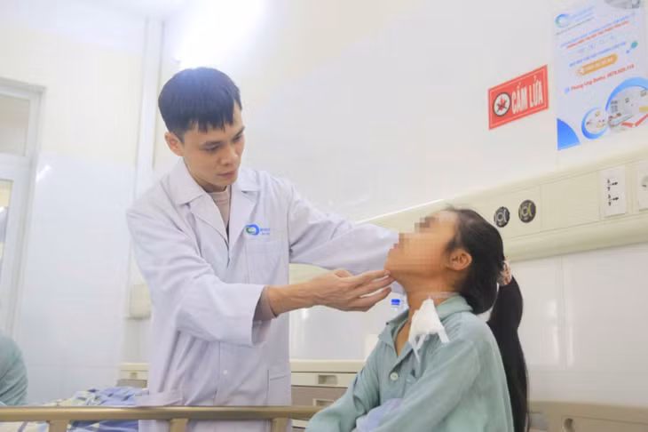 Bác sĩ thăm khám cho bệnh nhi sau phẫu thuật.